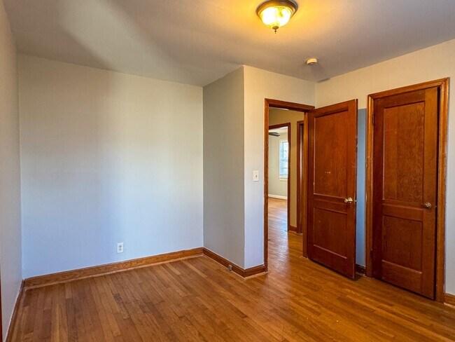 Building Photo - 305 Stonewall Ave