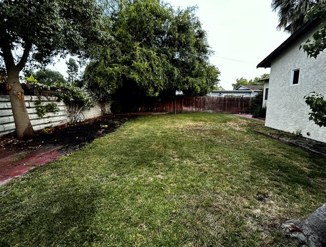 Building Photo - 1344 N Fairview St