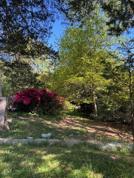 Building Photo - 5553 Little Falls Rd