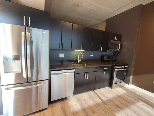 Building Photo - 235 W Van Buren St