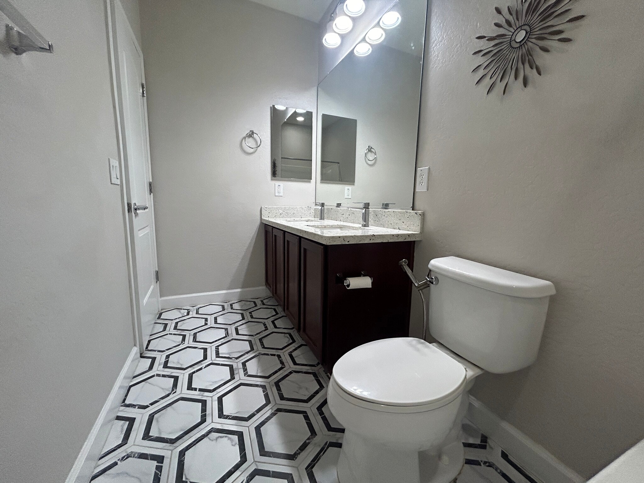 Building Photo - 10765 W Avenida del Rey