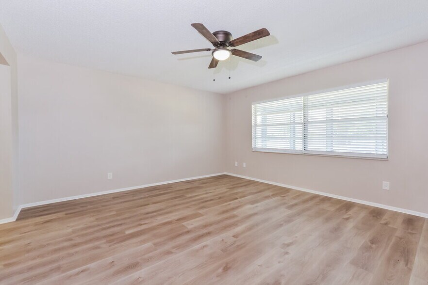 Building Photo - 10423 Cedarhurst Ave