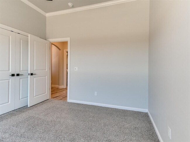 Building Photo - 4500 N Lincoln Blvd