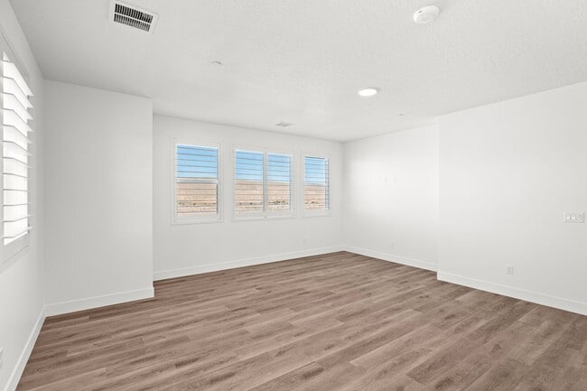 Building Photo - Desert Color Delight! NO APPLICATION FEE