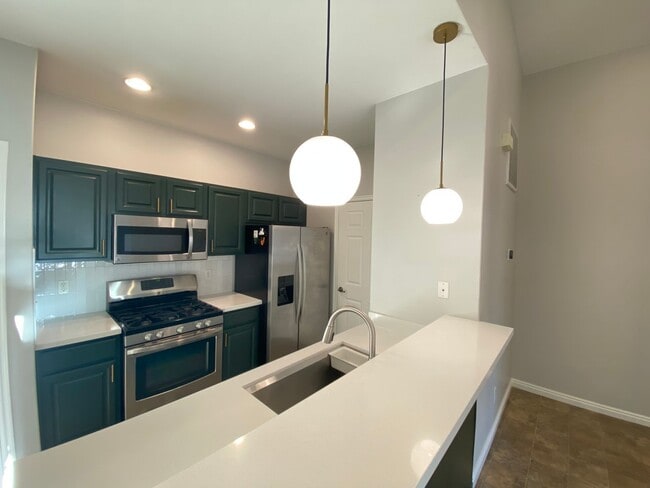 Building Photo - Dashing Canyon Meadow Townhome