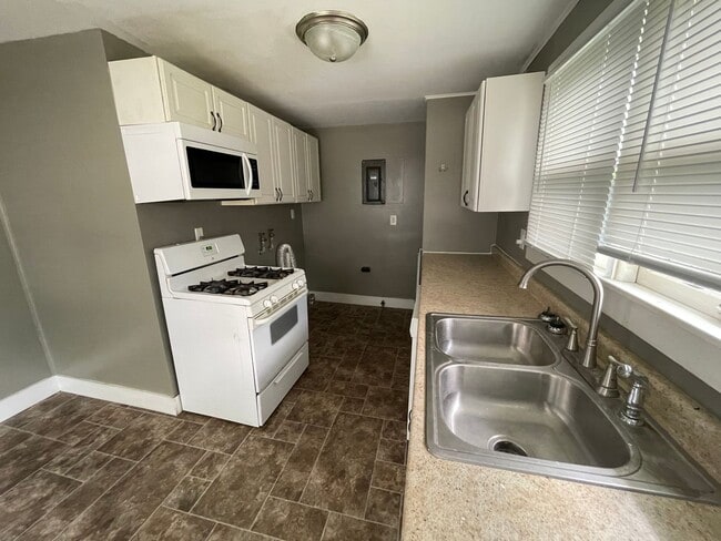 Building Photo - 2 Bedroom, 1.5 Bathroom Duplex