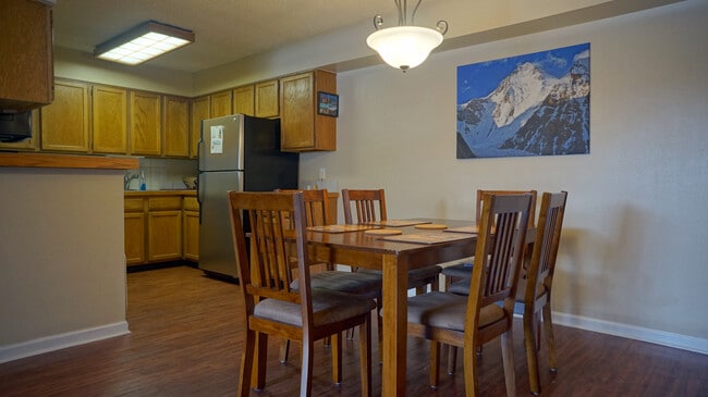 Building Photo - Comfy 2b/2ba with Outdoor Pool!