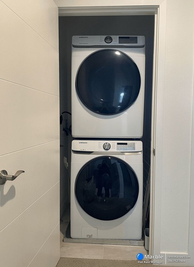 Building Photo - Modern 2-Bedroom, 2.5-Bath Townhome in Oakland