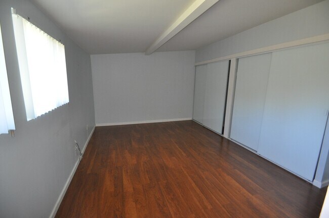 Building Photo - 4BR/2BA house with View, private yard!