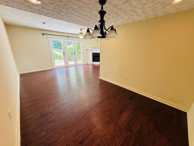 Building Photo - 3 Bedroom 1 full and 2 half bath Townhouse