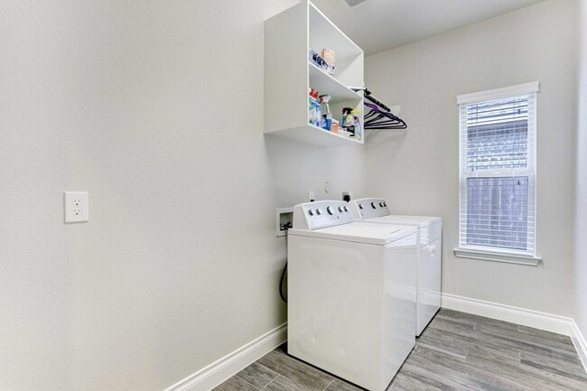 Building Photo - 8126 Silverspot Ln