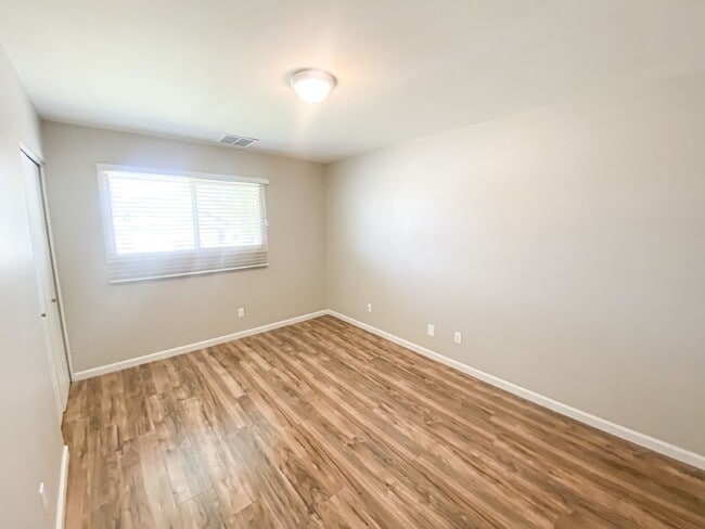 Building Photo - 1519 E Laguna Dr