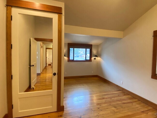 Building Photo - *Unfurnished* Charming, updated and walkable west side 3 BR + den/office