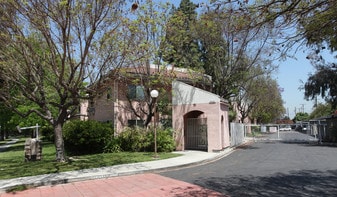 Building Photo - Beverly Villa