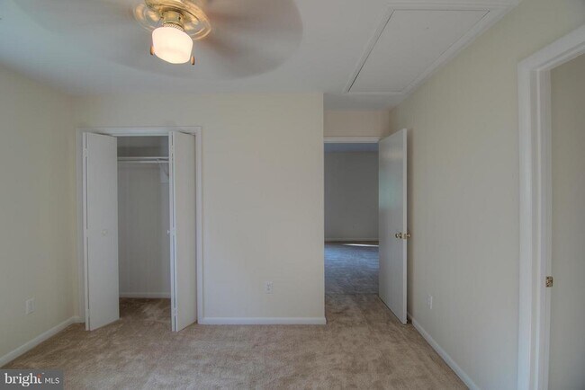 Building Photo - 5105 Shore Dr