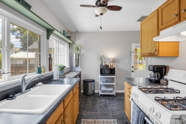 Building Photo - Charming 3 Bedroom Home Centrally Located