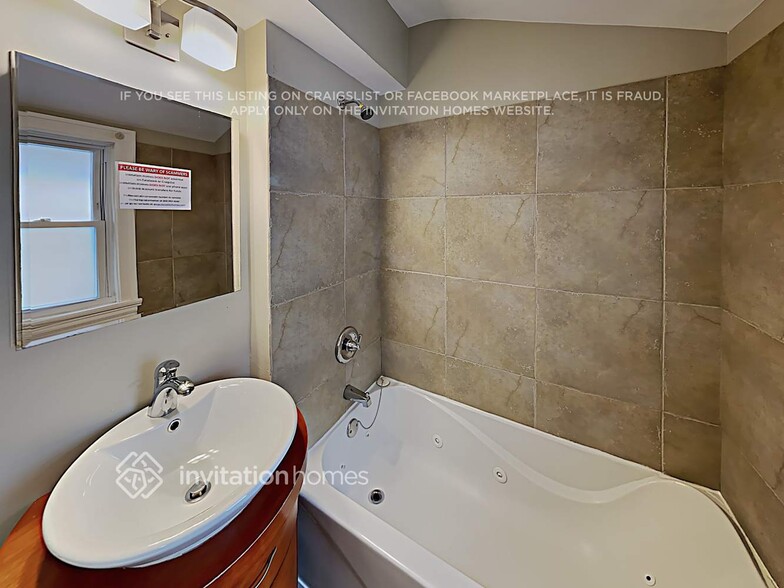 Building Photo - 862 Carpenter Ave