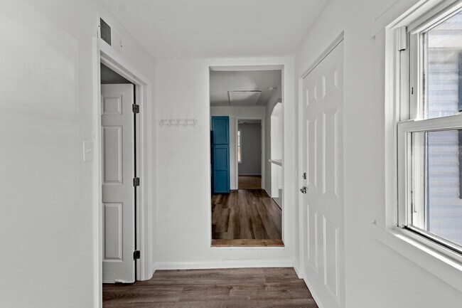 Building Photo - MOVE IN TODAY TO THIS UPDATED 3 BEDROOM HOUSE IN MOON TOWNSHIP! Move-in gift available, a brand-n...