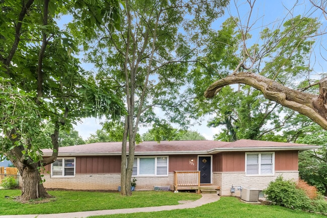 Building Photo - 331 NW Woodland Rd