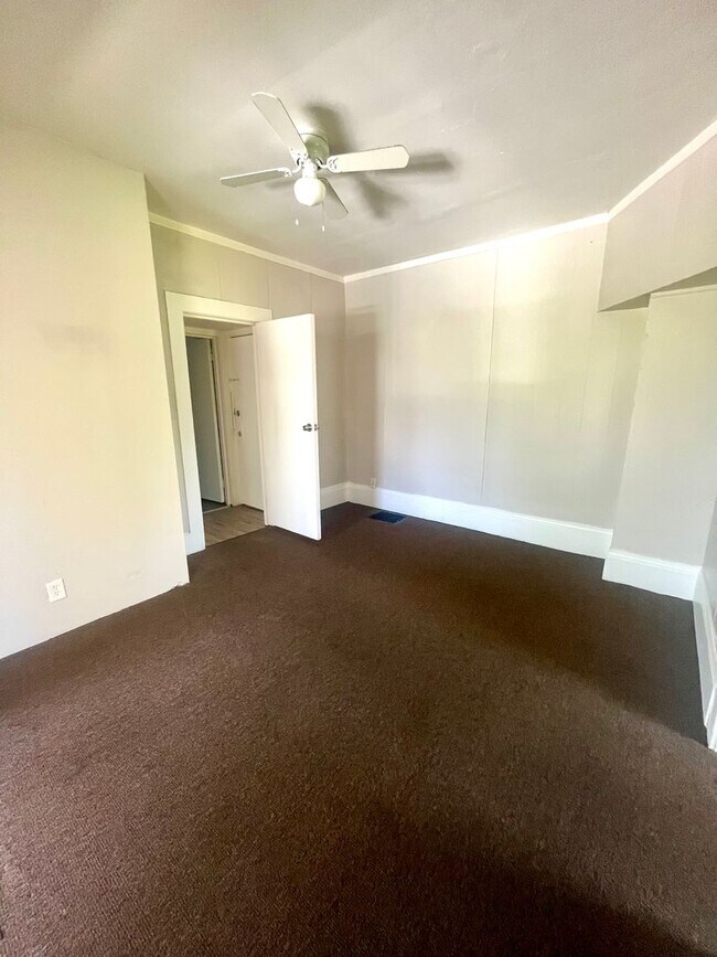 Building Photo - 808 7th St NW