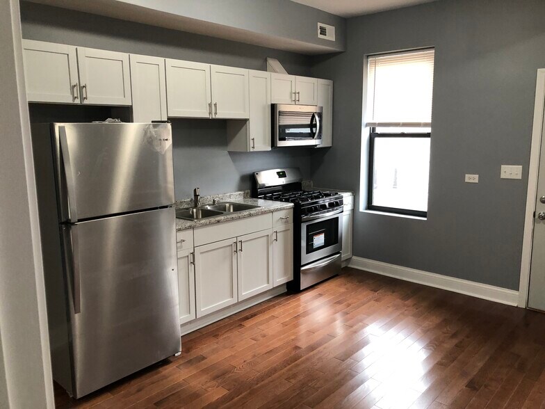 Modern kitchen with SS appliances - 1639 W 19th St