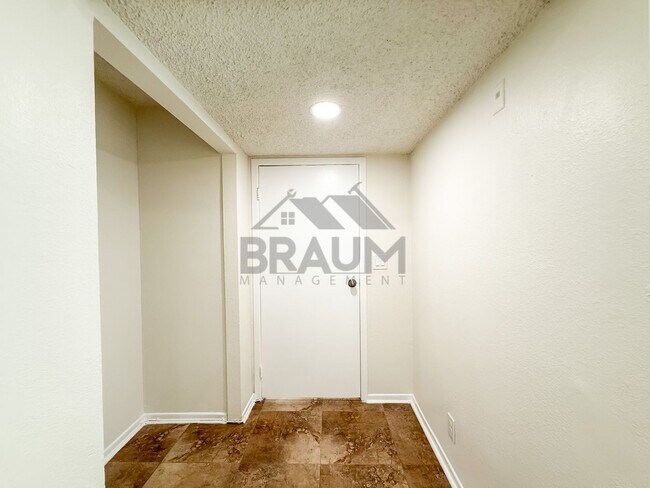 Building Photo - 221 W Elm Ave