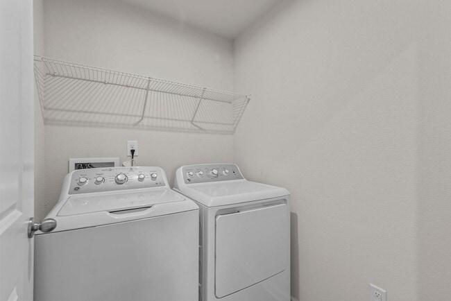 Building Photo - Spacious Home for Rent in Portsmouth!