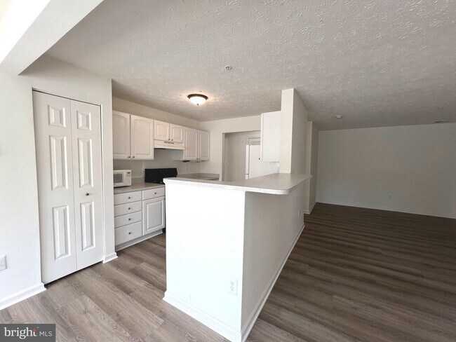 Building Photo - Gorgeous light filled 2 bedroom 2 bath con...