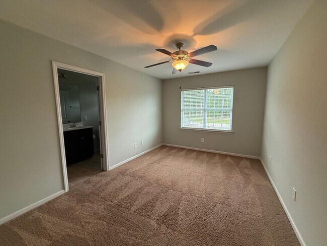 Building Photo - Beautiful 2 bedroom, 2.5 bath Town House