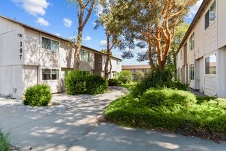 Building Photo - Spacious, 1100 sq foot 2 Bedroom 1.5 Bath with full size washer and dryer!