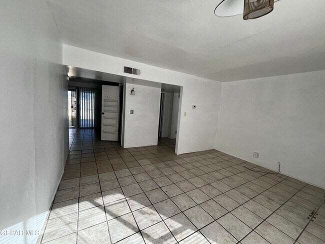 Building Photo - 813 Elmwood Ct