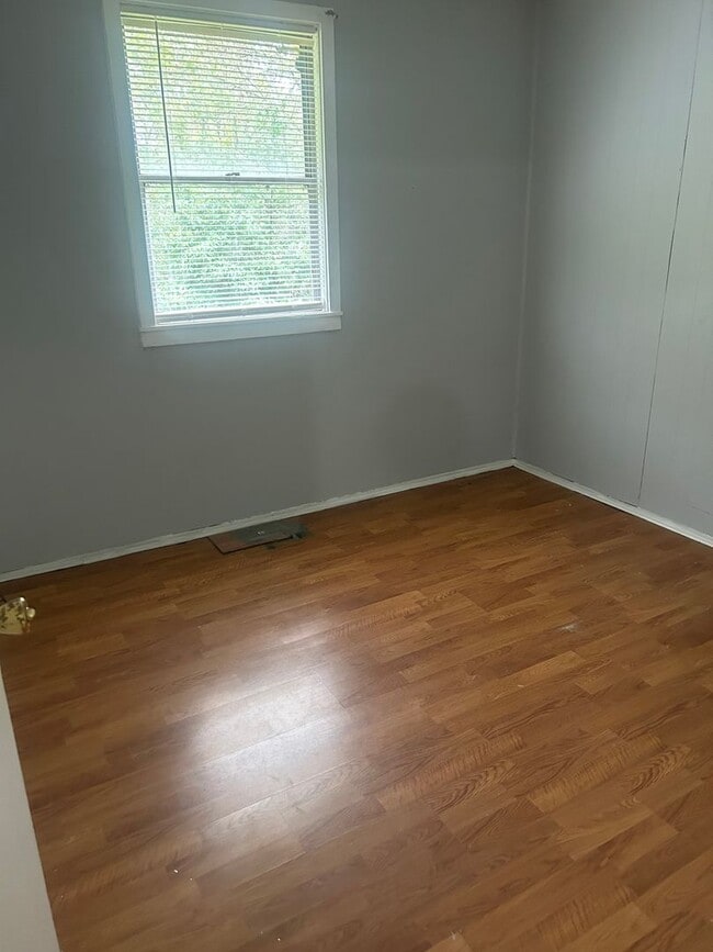 Building Photo - Oak Ridge 37830 - 2 bedroom, 1 bath duplex - Contact Lisa Vineyard and Shannon Russell (865) 216-...