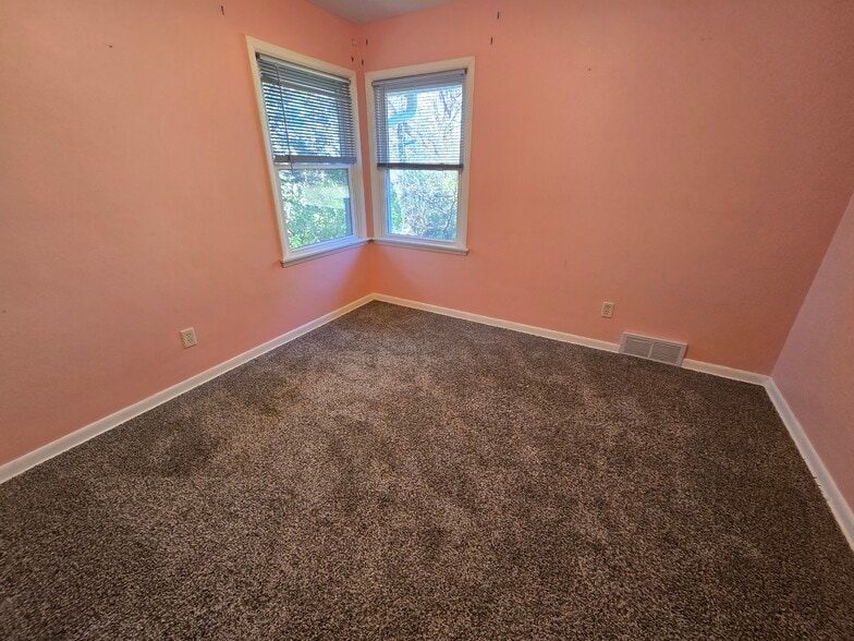 Building Photo - 2728 Edgewood Dr