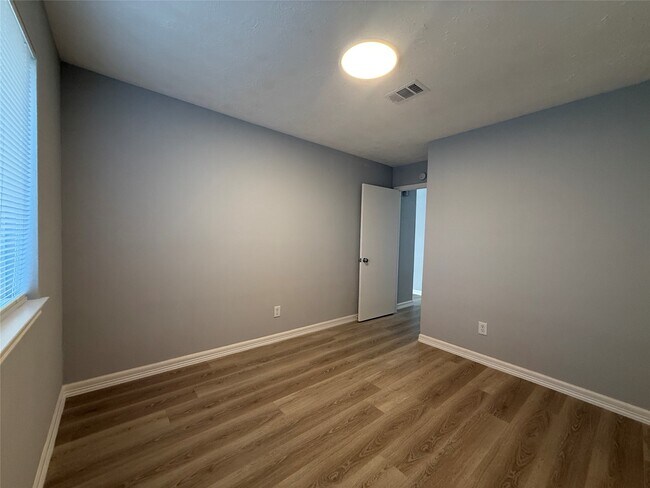 Building Photo - 8322 Sandy Glen Ln