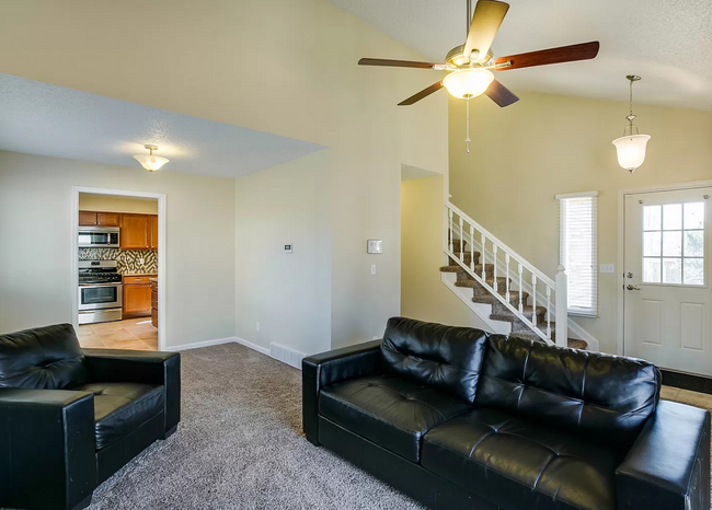Building Photo - Stunning 3Bed 3Bath W/ Moutain views and u...