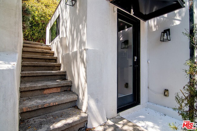 Building Photo - 2553 Glen Green St