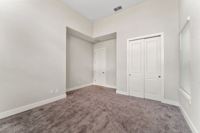 Building Photo - Nice 3/2.5 Bath Home with Bonus Room and 2...