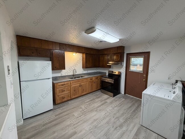 Building Photo - Newly Renovated 2 bedroom 1 bathroom