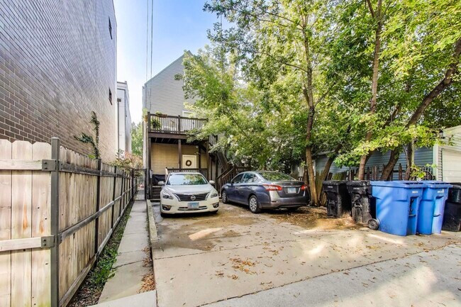 Building Photo - 2522 W Cortland St