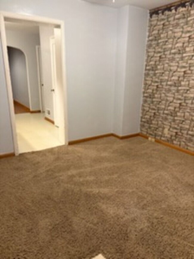 Building Photo - 8100 - 547/549 COURT AVE. (WESTON)