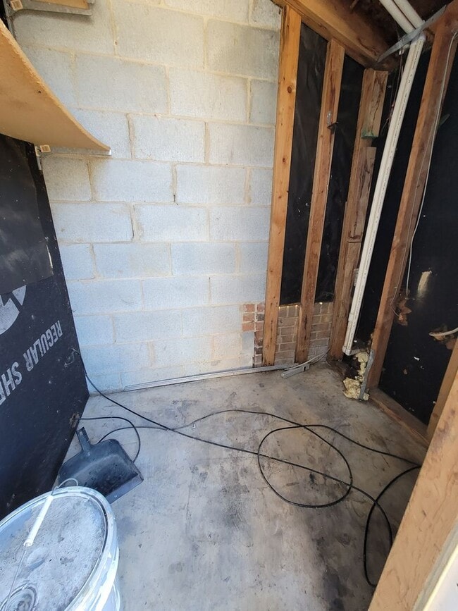 Building Photo - 2 BR Townhome! Looks Great!