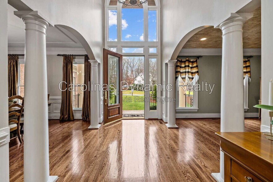 Building Photo - 1009 Honors Ct