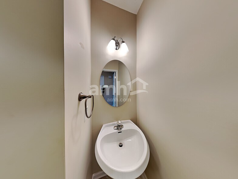 Building Photo - 317 Azalea Loop