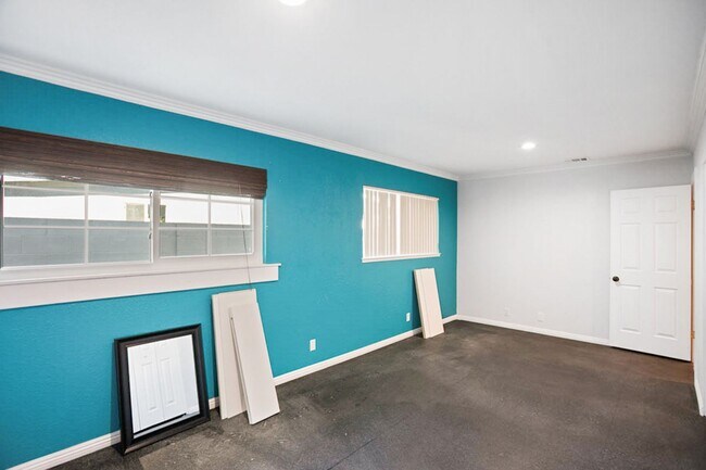 Building Photo - Beautiful, nicely updated, ENERGY EFFICIENT HOME FOR LOW UTILITY BILLS