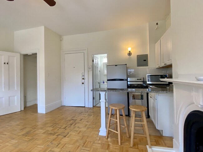 Building Photo - 90 Charles St