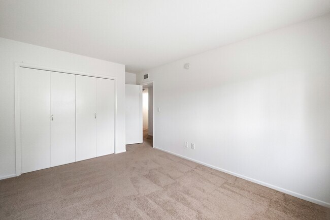 Building Photo - 11260 Overland Ave