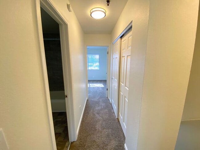 Building Photo - 2 Bedroom Townhouse - Garage/Washer-Dryer ...