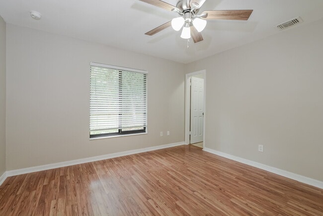 Building Photo - 239 Holiday Ln