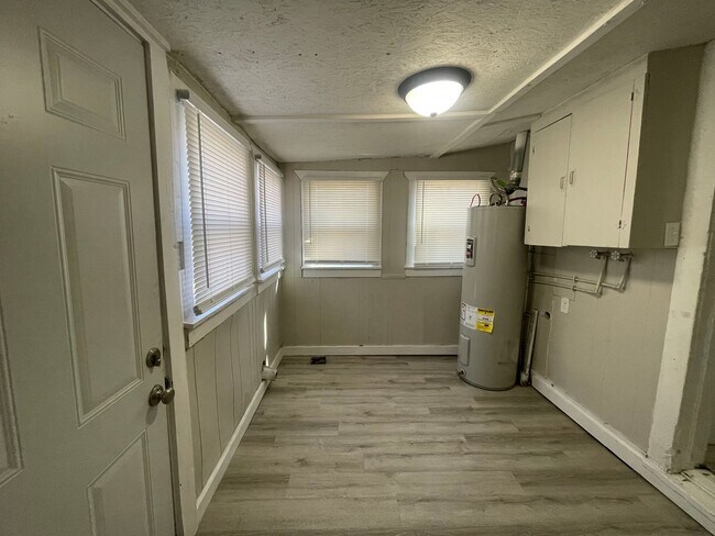 Building Photo - 3 bedroom 1 bath You will love coming Home
