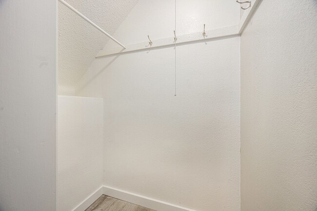 Building Photo - Spacious 1/BR Lower Level Unit- $799- Off ...